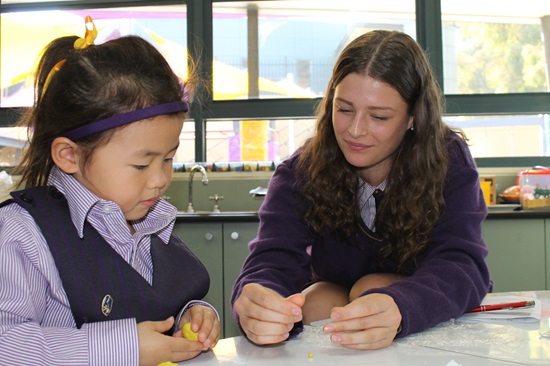 Psychology students visit Junior School